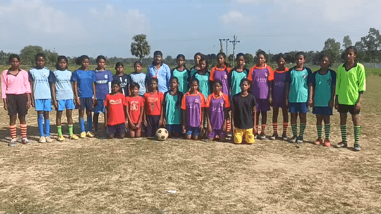 আদিবাসী মেয়েদের ফুটবল খেলায় উৎসাহ প্রদানের লক্ষ্যে বিশেষ উদ্যোগ গ্রহণ করেছেন মালদার হবিবপুর থানার আইসি সুবীর কর্মকার